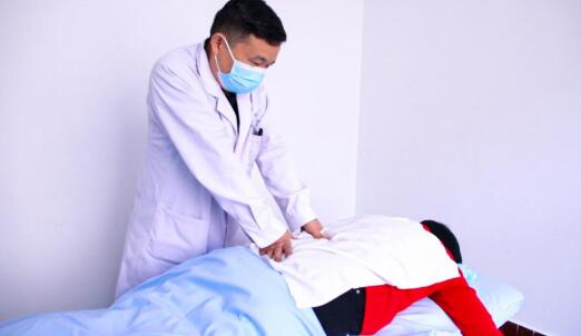 七旬老太腰突臥床：子女兩年床前照顧,，醫(yī)生精心治療痊愈