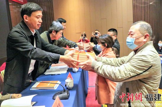 圖為領(lǐng)書儀式,。葉伏國 攝