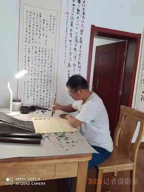 退休老黨員書寫書法作品,，為抗疫吶喊助威