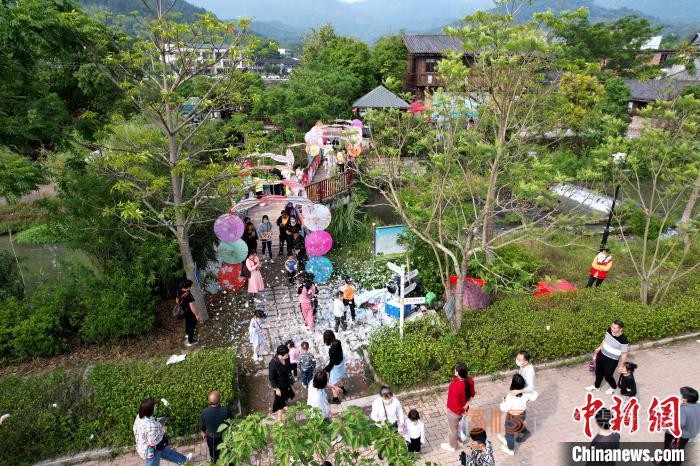 市民游逛孔元村,。 王東明 攝