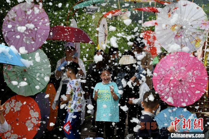 小朋友歡樂玩人造雪,。 王東明 攝