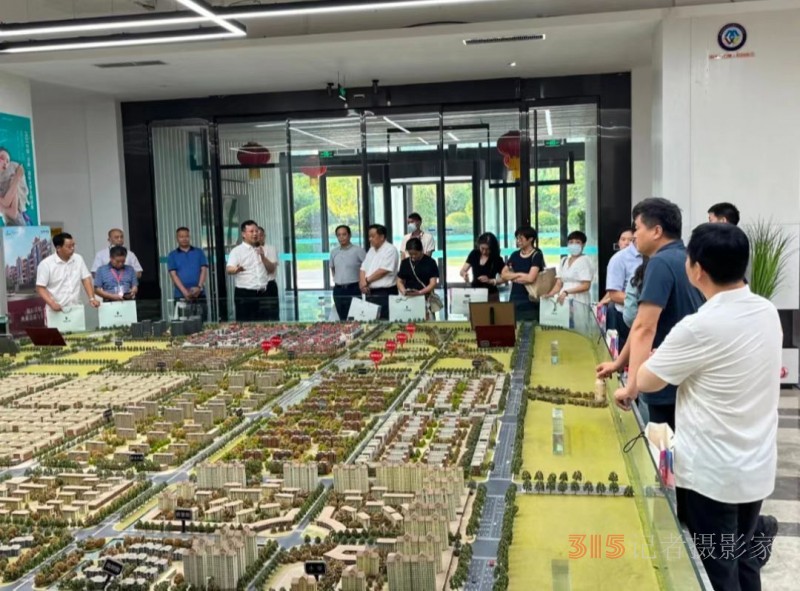 河南紡織服裝產(chǎn)業(yè)學(xué)院理事會(huì)成員企業(yè)走進(jìn)密蘭小鎮(zhèn)