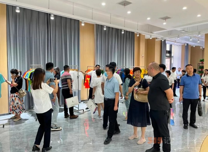 河南紡織服裝產(chǎn)業(yè)學(xué)院理事會(huì)成員企業(yè)走進(jìn)密蘭小鎮(zhèn)