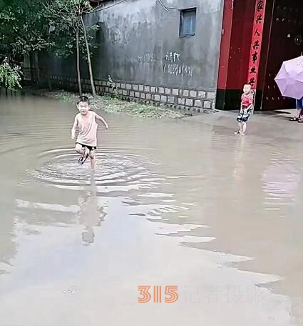 村民自發(fā)修街道,，方便自己惠濟(jì)鄉(xiāng)鄰