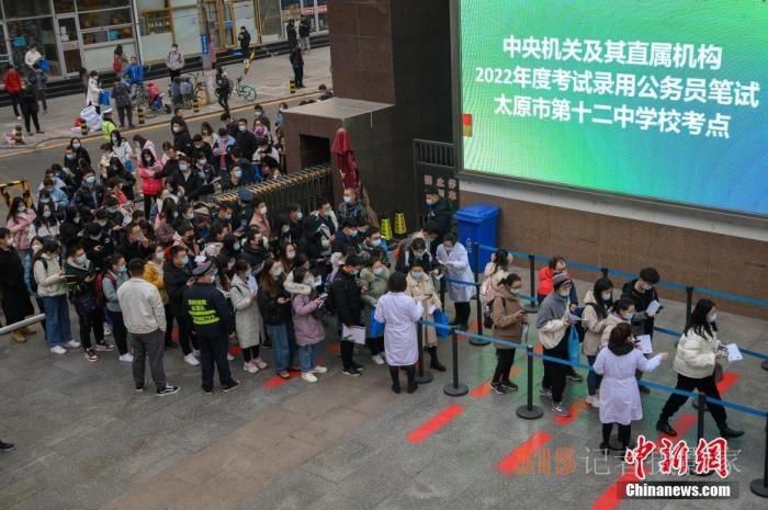 連續(xù)多年超百萬人趕考 國考招錄呈現(xiàn)哪些特征,？