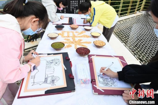 小學(xué)生們正在戶外進(jìn)行繪畫,。 陳超 攝