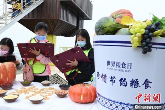 小學(xué)生們正在戶外進(jìn)行繪畫,。 陳超 攝