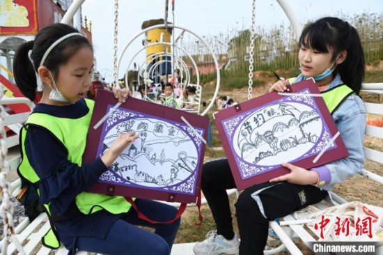 小學(xué)生們展示自己的作品,。 陳超 攝