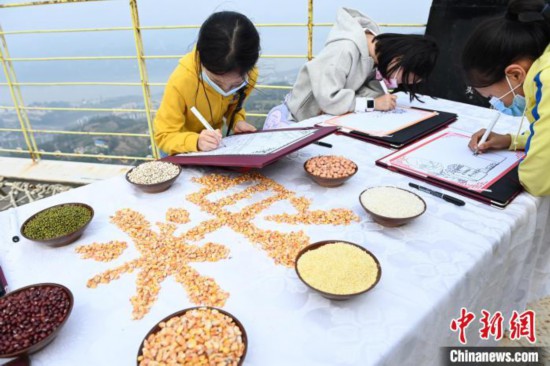 小學(xué)生們正在戶外進(jìn)行繪畫。 陳超 攝