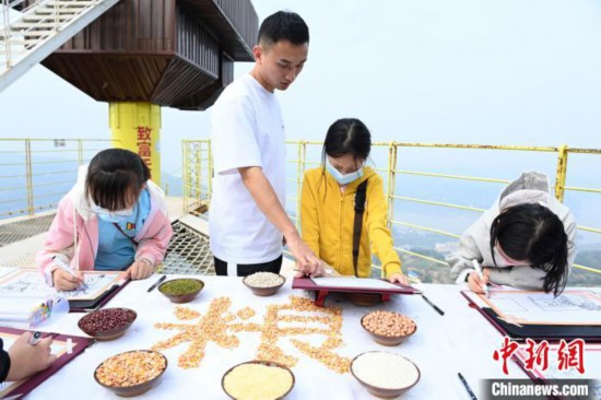 老師正在為學(xué)生進(jìn)行指導(dǎo),。 陳超 攝