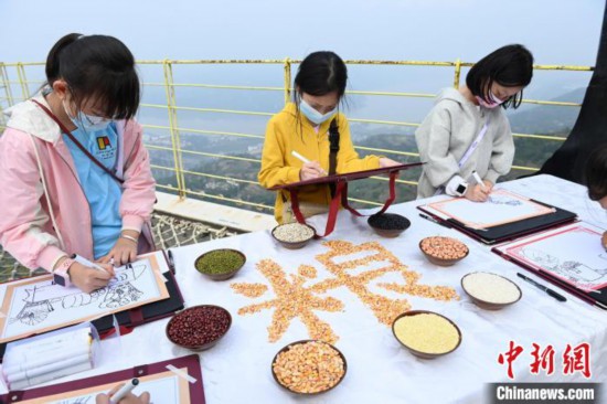 小學(xué)生們正在戶外進(jìn)行繪畫,。 陳超 攝
