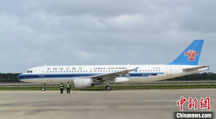 ?？诿捞m機場機坪上，一架南航飛機正在滑出,。 李紅波供圖 