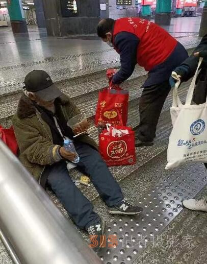 寒冬無(wú)情 人有情一一好人行善隊(duì)尋找流浪街友 寒冬無(wú)情 人有情一一好人行善隊(duì)尋找流浪街友