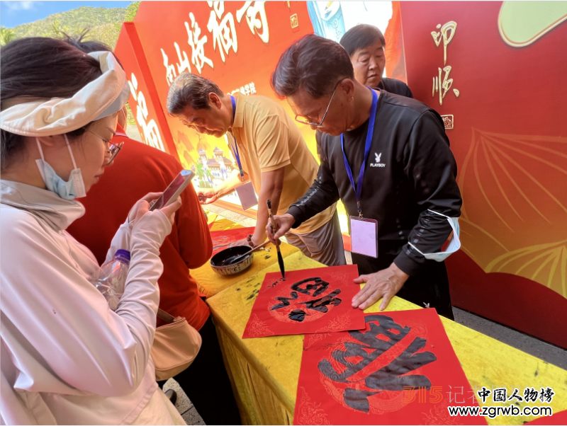 “翰墨飄香 濃淡水墨”—“文化進(jìn)萬家藝術(shù)代表團(tuán)走進(jìn)三亞開展迎春送福系列活動(dòng)