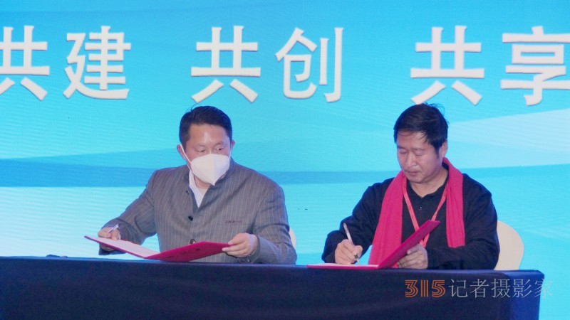 那年我們?cè)卩l(xiāng)下-村支書講述共同富裕的故事在合肥舉行，軍神碳?xì)渖锟萍吉?dú)家冠名