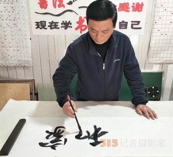 在黃土地上辛勤耕耘的書法愛(ài)好者——張弘