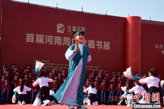 圖為學(xué)生們?cè)陂_(kāi)幕式上誦讀經(jīng)典,。 梁照曾 攝
