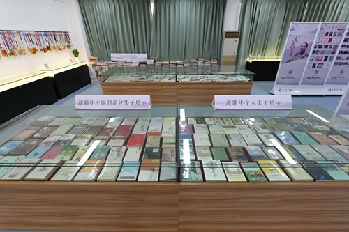 8、凌鼎年出版的個(gè)人集子與主編集子展示。.JPG