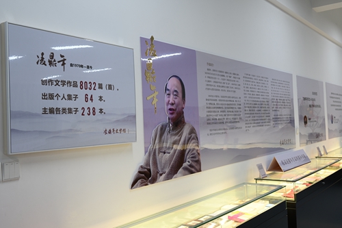 7,、凌鼎年文學(xué)館三樓展廳一角,。.JPG
