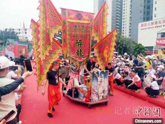 近百項(xiàng)非遺亮相東莞“茶園游會(huì)”,。圖為國家級(jí)非遺項(xiàng)目中山醉龍,。 李純 攝