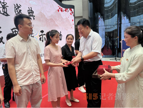 運河之韻:聊城非遺盛典——“非遺進校園”教育教學(xué)成果展示活動成功舉辦 運河之韻:聊城非遺盛典——“非遺進校園”教育教學(xué)成果展示活動成功舉辦