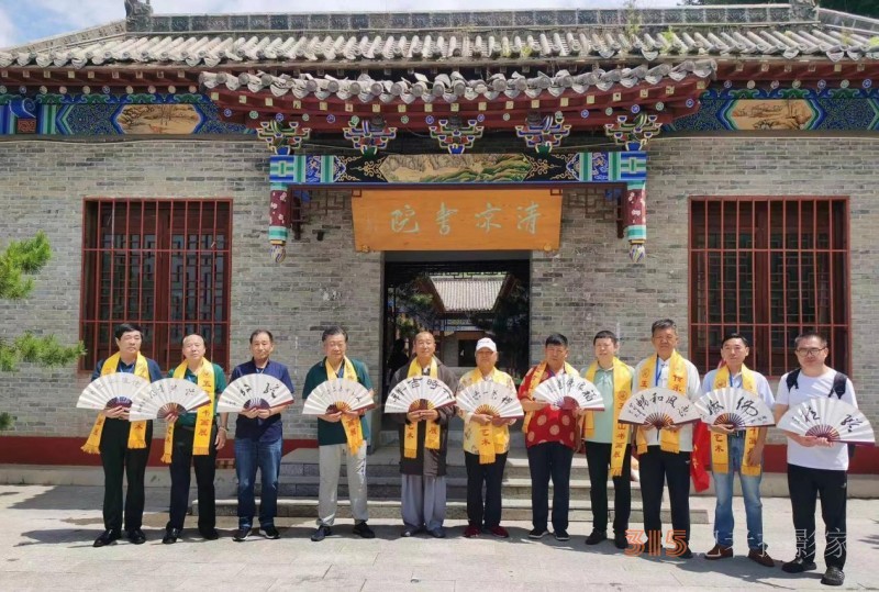 “大美五臺山 翰墨中華情”書畫展暨中國文化進萬家藝術團走進五臺山采風筆會在五臺山清涼寺舉行