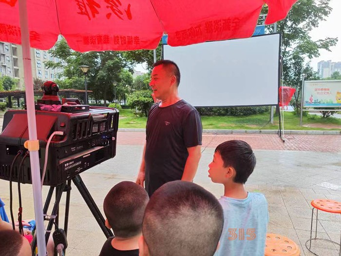 蔡圣友正在放映電影,。鄭雨潔攝