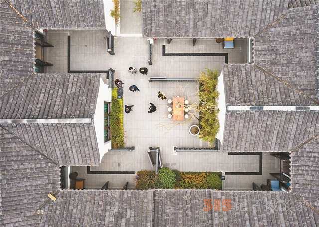 四川省成都市溫江區(qū)岷江村的岷江書(shū)院,。當(dāng)?shù)夭捎谩昂献魃?農(nóng)戶+公司”等模式發(fā)展民宿等鄉(xiāng)村旅游項(xiàng)目。（無(wú)人機(jī)照片）（新華社發(fā)）