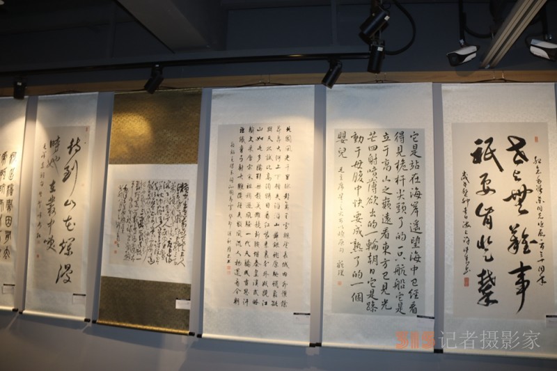 “緬懷領(lǐng)袖,， 砥礪前進(jìn)”——紀(jì)念毛澤東同志誕辰130周年書(shū)法篆刻名家作品邀請(qǐng)展在上海中國(guó)書(shū)法院揭幕