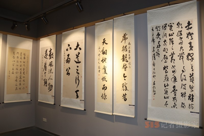 “緬懷領(lǐng)袖,， 砥礪前進(jìn)”——紀(jì)念毛澤東同志誕辰130周年書(shū)法篆刻名家作品邀請(qǐng)展在上海中國(guó)書(shū)法院揭幕