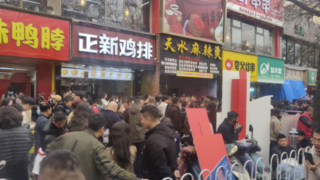 天水麻辣燙爆火之后：?jiǎn)稳沼瓉?lái)7萬(wàn)多省外游客,，旅游旺季提前