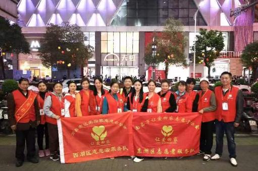 南昌市讓愛回家志愿者協(xié)會(huì)學(xué)雷鋒做善事,，尋街友幫群眾