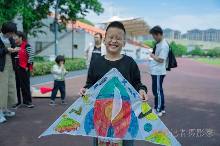 風箏舞動“五一”,，夢想翱翔藍天