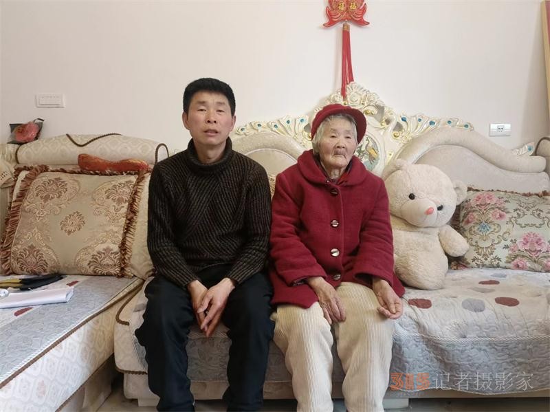 孝敬與責任的堅守：何興斌攜患病母親異鄉(xiāng)打工傳佳話