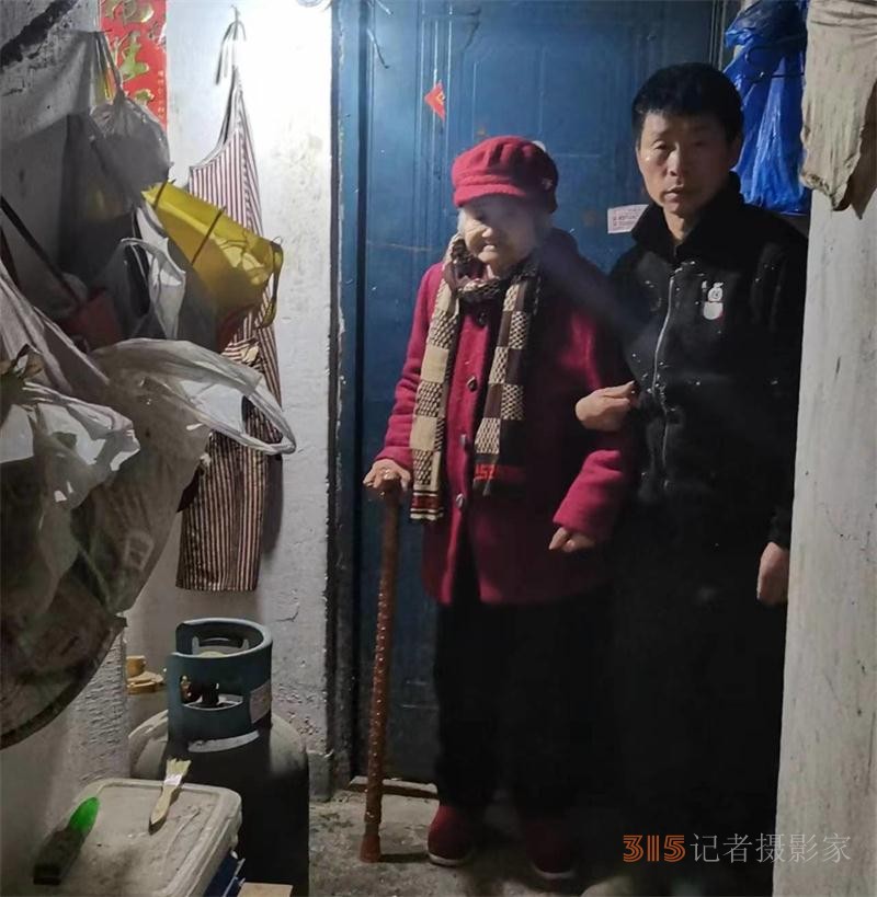 孝敬與責任的堅守：何興斌攜患病母親異鄉(xiāng)打工傳佳話