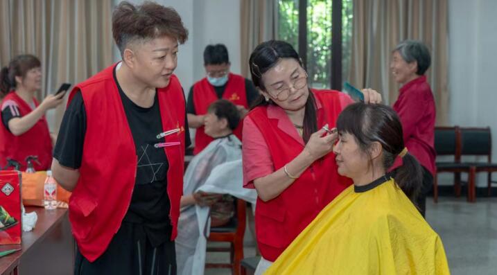 公益暖人心,，服務(wù)潤?quán)l(xiāng)村——小強公益便民進馮村