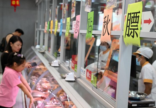 8月6日，市民在北京一家店內(nèi)選購熟食,。新華社記者 金良快 攝