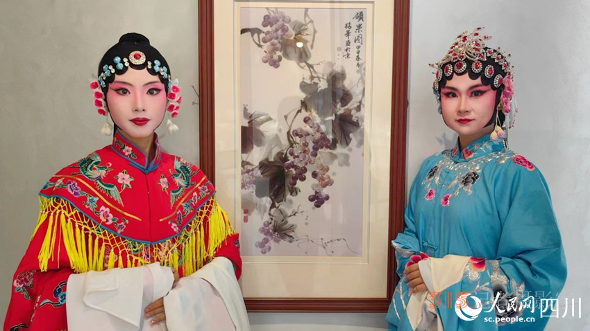 戈心悅（左）和其他學(xué)員一同展示學(xué)習(xí)成果,。陳子黎攝