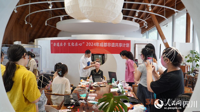羅映在給學(xué)員教授戲曲化妝技巧,。人民網(wǎng) 趙祖樂攝