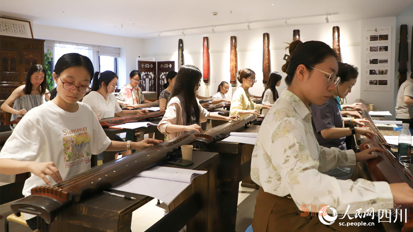 學(xué)員們?cè)诰毩?xí)蜀派古琴彈奏技法,。實(shí)習(xí)生 陳萱攝