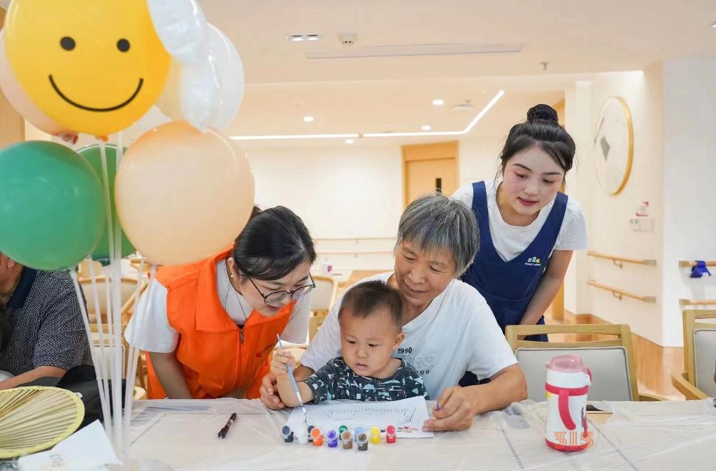 新華視點(diǎn)·關(guān)注重陽節(jié)丨“老幼共托”新模式漸興,，前路幾何？