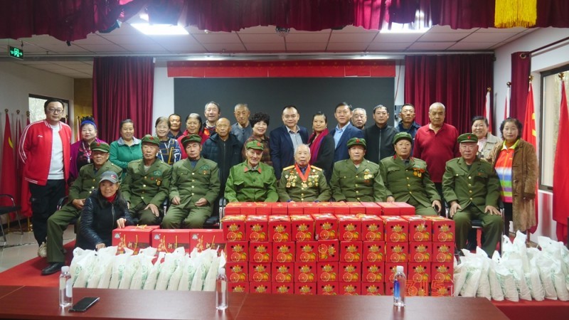 情系參戰(zhàn)老兵,，盈潤惠民雨中為養(yǎng)老事業(yè)送溫暖