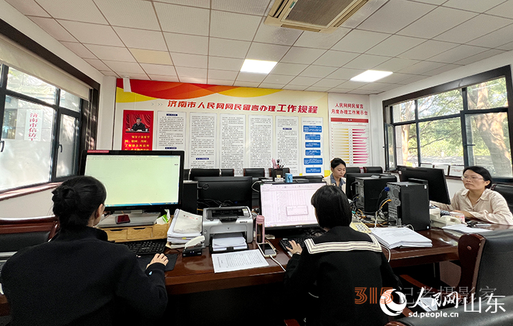 濟南市人民網(wǎng)留言辦理中心工作人員在辦理,。人民網(wǎng)記者 劉祺攝