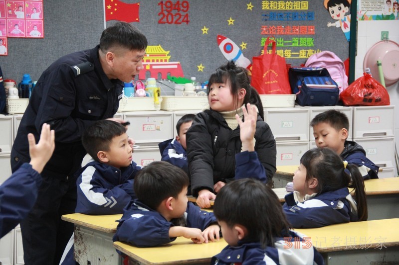 黃巖公安走進校園，為孩子們帶來生動形象的安全教育課