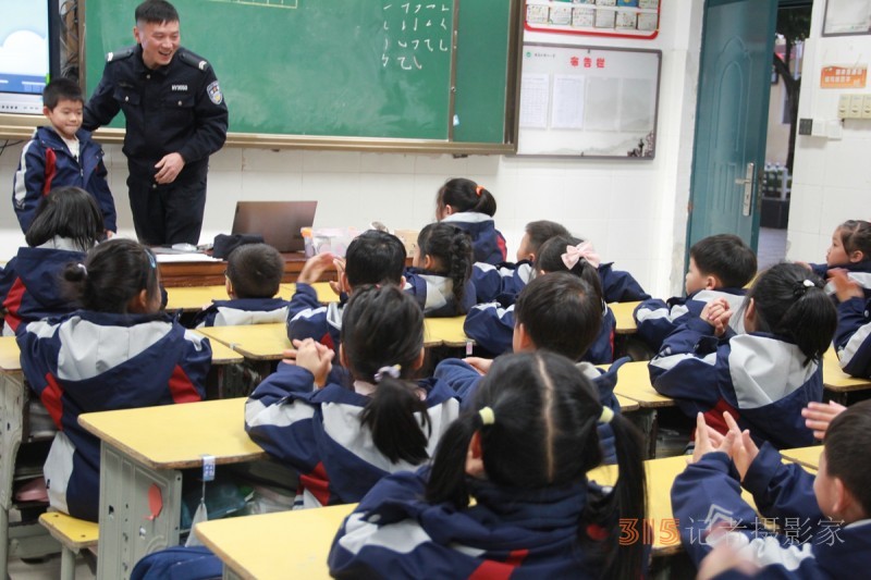 黃巖公安走進校園，為孩子們帶來生動形象的安全教育課