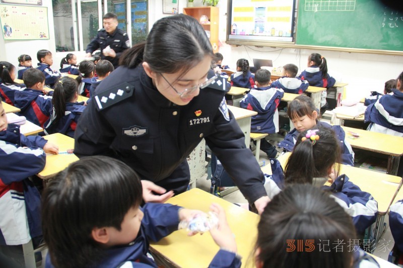 黃巖公安走進校園,，為孩子們帶來生動形象的安全教育課