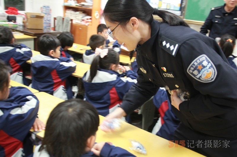 黃巖公安走進校園，為孩子們帶來生動形象的安全教育課