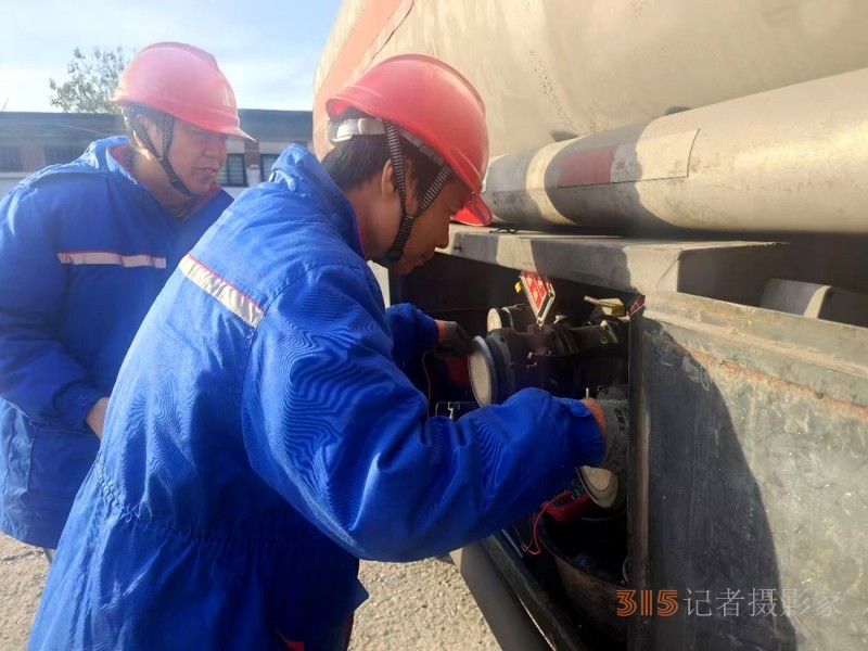 中石化安陽石油開展承運(yùn)商成品油罐車專項安全檢查