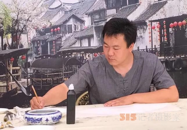 小寫意見大真章，輕著色顯深底蘊——訪青年書畫家左衛(wèi)