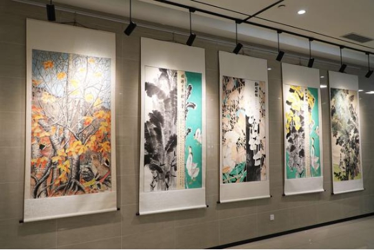 “墨潤鵲華”書畫藝術(shù)展在濟(jì)南開幕 搭建南北文化交流新平臺
